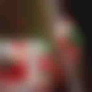 Mikołaj wspinający się po drabinie | LADDERSANTA